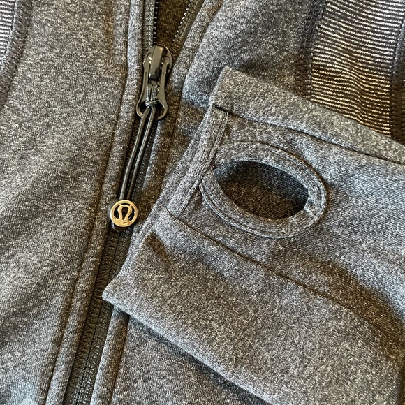 Lulu Lemon Jacket. S/M Brand New. Never worn - Picture 3 of 4